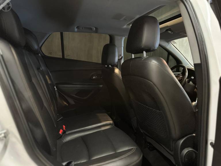 CHEVROLET - TRACKER 1.4 16V TURBO FLEX LTZ AUTOMÁTICO - 2016/2017 - BRANCA - R$ 86.900,00