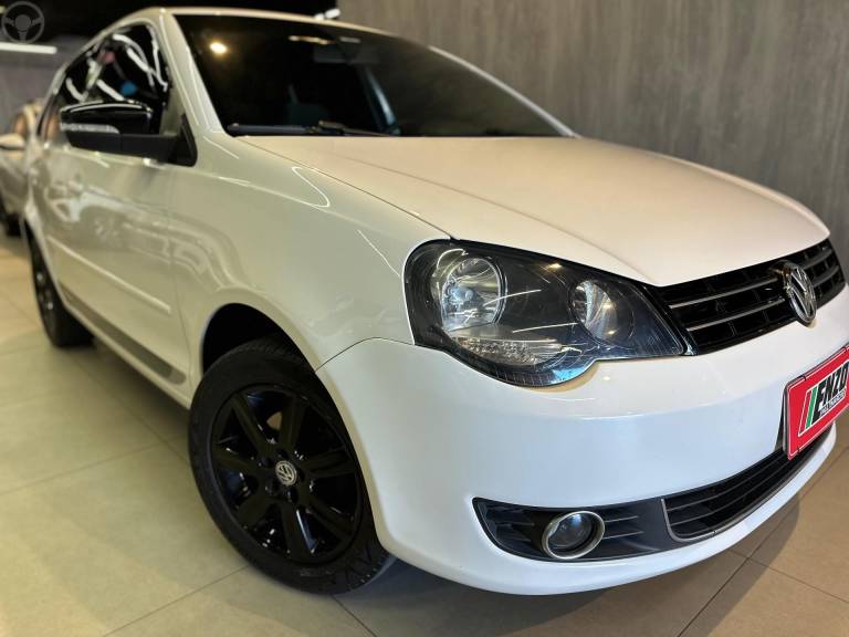 VOLKSWAGEN - POLO 1.6 MI SPORTLINE 8V FLEX 4P MANUAL - 2012/2013 - BRANCA - R$ 47.900,00