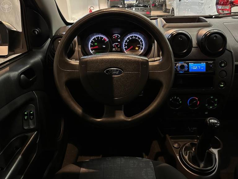 FORD - FIESTA 1.0 MPI CLASS HATCH 8V FLEX 4P MANUAL - 2011/2012 - BRANCA - R$ 28.900,00