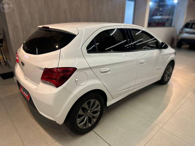 CHEVROLET - ONIX 1.4 ADVANTAGE 8V FLEX 4P AUTOMÁTICO - 2018/2018 - BRANCA - R$ 65.900,00