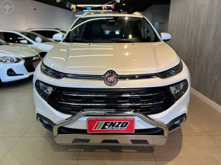 FIAT - TORO 2.0 16V TURBO DIESEL VOLCANO AT9 4X4 AUTOMÁTICO - 2018/2019 - BRANCA - R$ 103.900,00