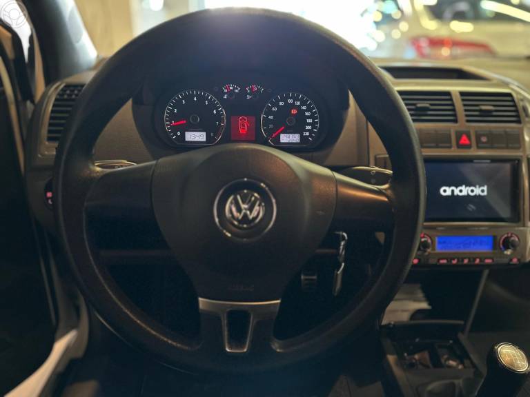 VOLKSWAGEN - POLO 1.6 MI SPORTLINE 8V FLEX 4P MANUAL - 2012/2013 - BRANCA - R$ 47.900,00