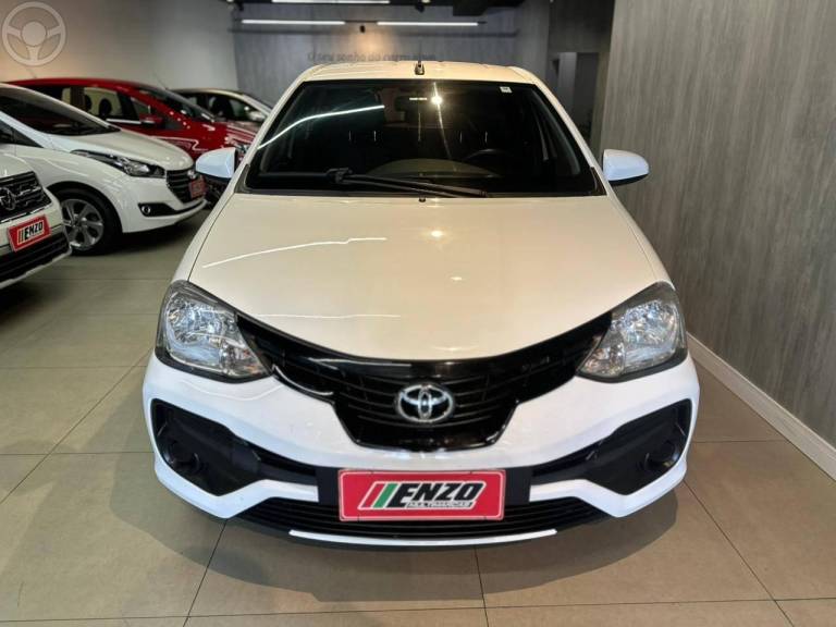 TOYOTA - ETIOS 1.3 X 16V FLEX 4P MANUAL - 2017/2018 - BRANCA - R$ 56.900,00