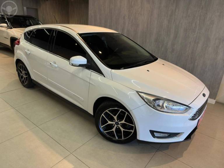 FORD - FOCUS 2.0 TITANIUM FASTBACK 16V FLEX 4P AUTOMÁTICO - 2015/2016 - BRANCA - R$ 65.900,00
