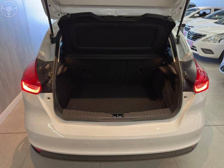 FORD - FOCUS 2.0 TITANIUM FASTBACK 16V FLEX 4P AUTOMÁTICO - 2015/2016 - BRANCA - R$ 65.900,00