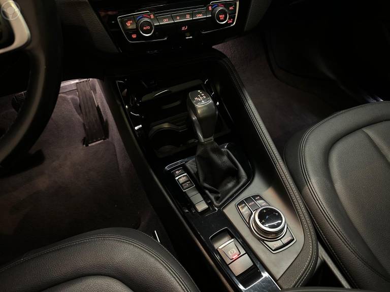 BMW - X1 2.0 16V TURBO ACTIVEFLEX SDRIVE20I X-LINE 4P AUTOMÁTICO - 2017/2018 - BRANCA - R$ 137.900,00