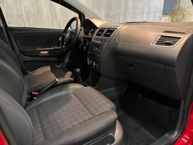 VOLKSWAGEN - FOX 1.6 COMFORTLINE 8V FLEX 4P MANUAL - 2015/2016 - VERMELHA - R$ 49.900,00