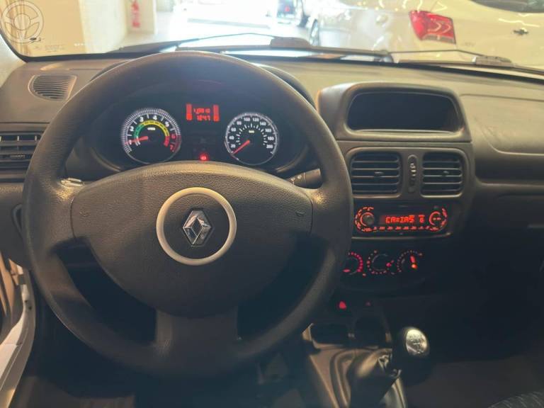 RENAULT - CLIO 1.0 EXPRESSION 16V FLEX 4P MANUAL - 2015/2016 - BRANCA - R$ 37.900,00