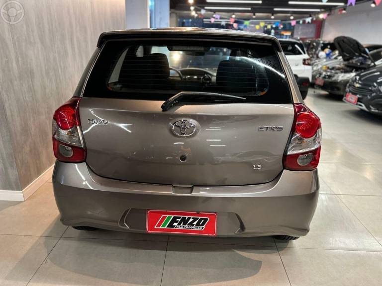 TOYOTA - ETIOS 1.3 XS 16V FLEX 4P MANUAL - 2019/2020 - CINZA - R$ 62.900,00
