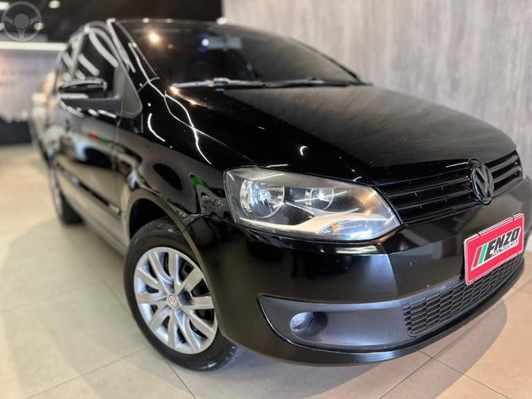 VOLKSWAGEN - FOX 1.0 MI 8V FLEX 4P MANUAL - 2013/2014 - PRETA - R$ 40.900,00