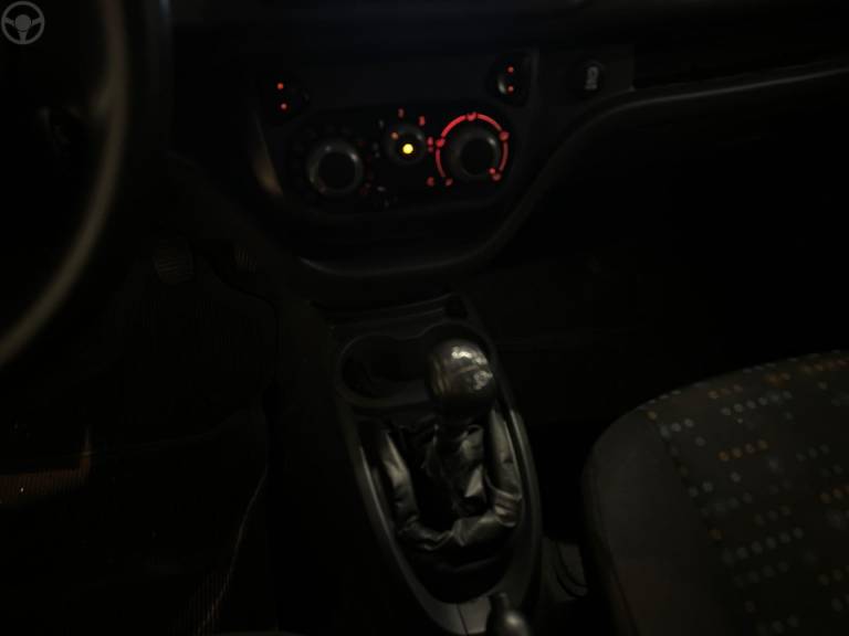 FIAT - UNO 1.0 EVO VIVACE 8V FLEX 4P MANUAL - 2013/2014 - PRATA - R$ 34.900,00