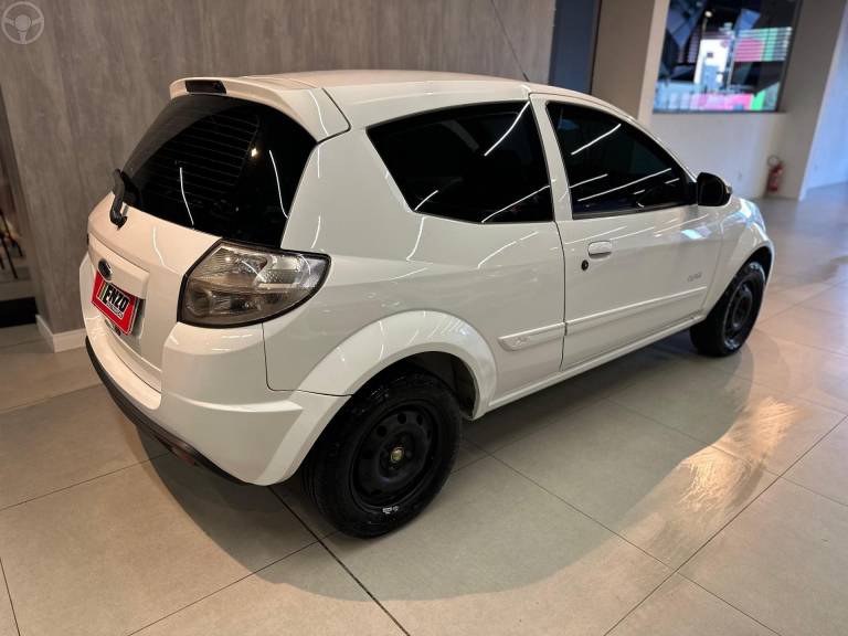 FORD - KA 1.0 MPI CLASS 8V FLEX 2P MANUAL - 2012/2013 - BRANCA - R$ 27.900,00