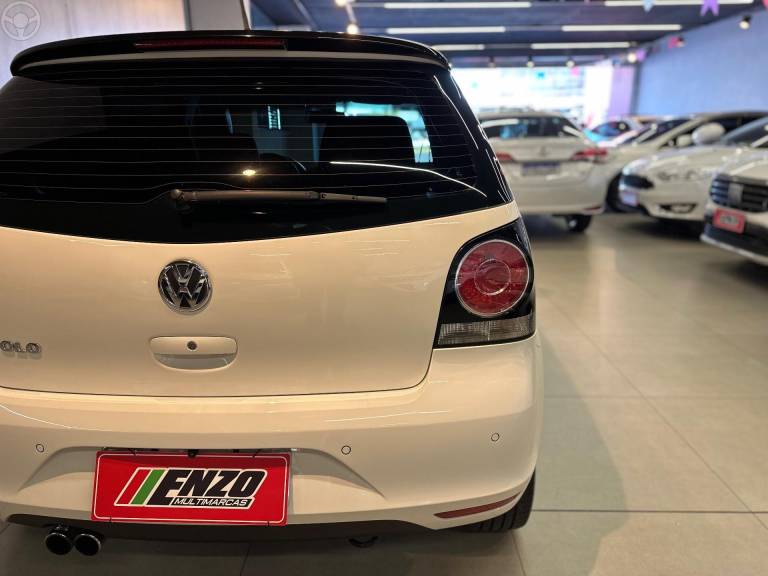 VOLKSWAGEN - POLO 1.6 MI SPORTLINE 8V FLEX 4P MANUAL - 2012/2013 - BRANCA - R$ 47.900,00