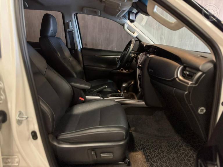TOYOTA - HILUX SW4 2.8 SRX 4X4 7 LUGARES 16V TURBO INTERCOOLER DIESEL 4P AUTOMÁTICO - 2022/2022 - BRANCA - R$ 314.900,00