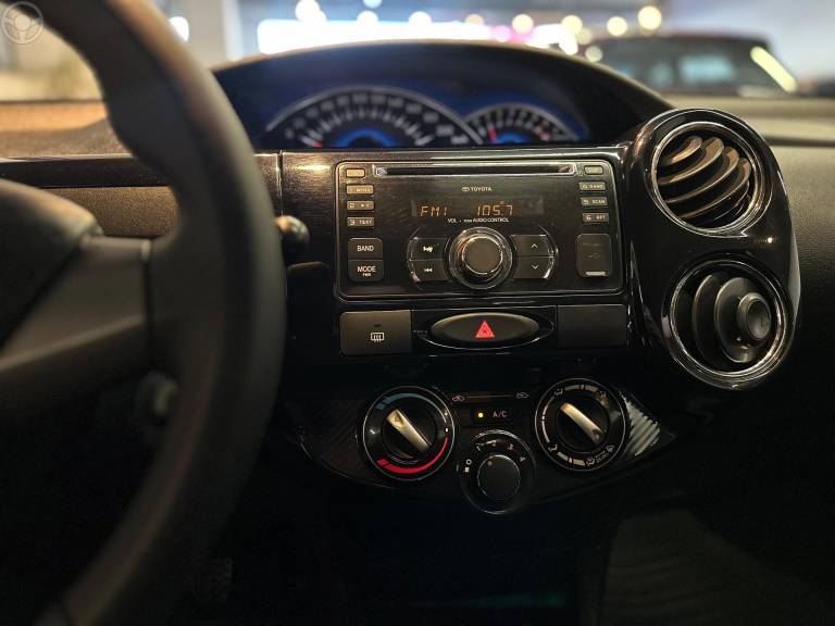 TOYOTA - ETIOS 1.5 XS 16V FLEX 4P MANUAL - 2013/2014 - VERMELHA - R$ 42.900,00