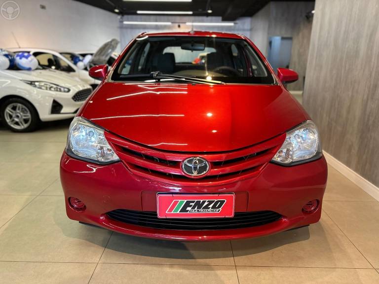 TOYOTA - ETIOS 1.5 XS 16V FLEX 4P MANUAL - 2013/2014 - VERMELHA - R$ 42.900,00