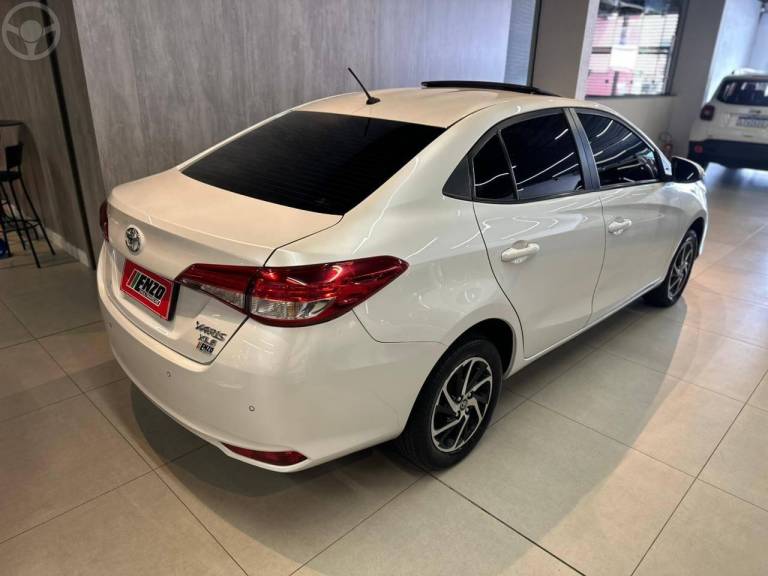 TOYOTA - YARIS 1.5 XLS CONNECT SEDAN 16V FLEX 4P AUTOMÁTICO - 2022/2023 - BRANCA - R$ 104.900,00