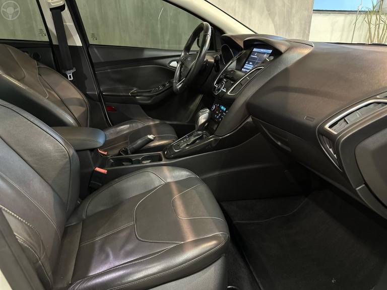 FORD - FOCUS 2.0 TITANIUM PLUS SEDAN 16V FLEX 4P AUTOMÁTICO - 2015/2016 - BRANCA - R$ 68.900,00
