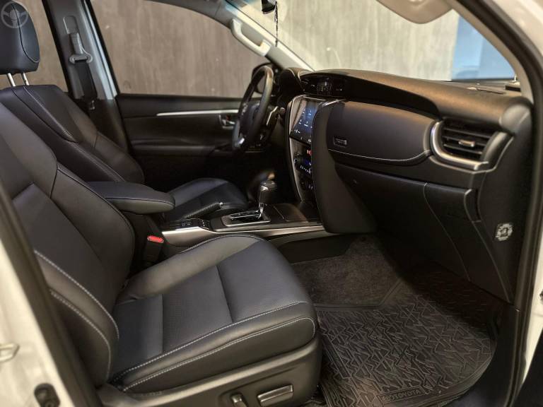 TOYOTA - HILUX SW4 2.8 4X4 SRX PLATINUM TURBO 7 LUGARES DIESEL 4P AUTOMÁTICO - 2025/2025 - BRANCA - R$ 379.900,00