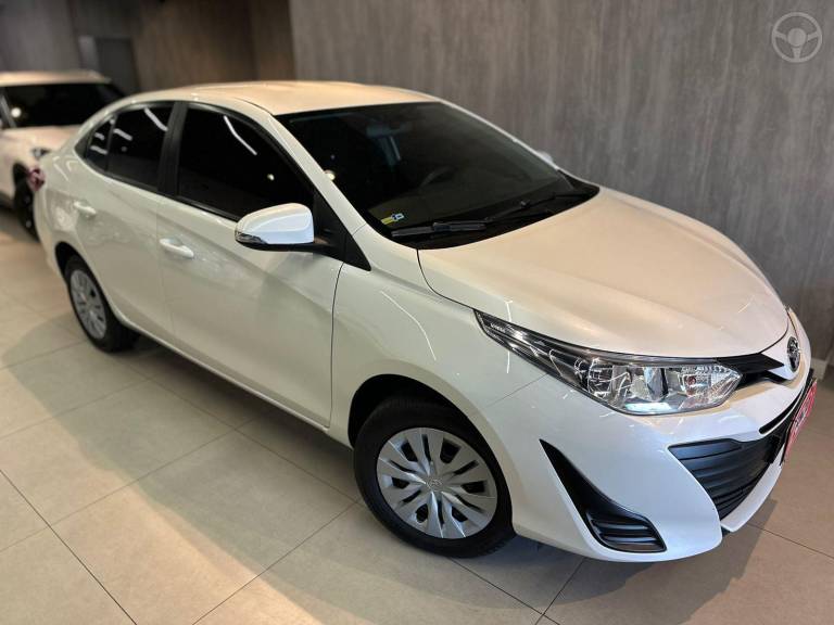 TOYOTA - YARIS 1.5 XL LIVE SEDAN 16V FLEX 4P AUTOMÁTICO - 2019/2020 - BRANCA - R$ 77.900,00