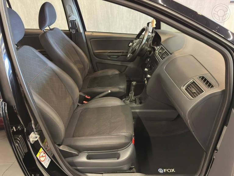 VOLKSWAGEN - FOX 1.6 MI PRIME 8V FLEX 4P MANUAL - 2012/2013 - PRETA - R$ 43.900,00