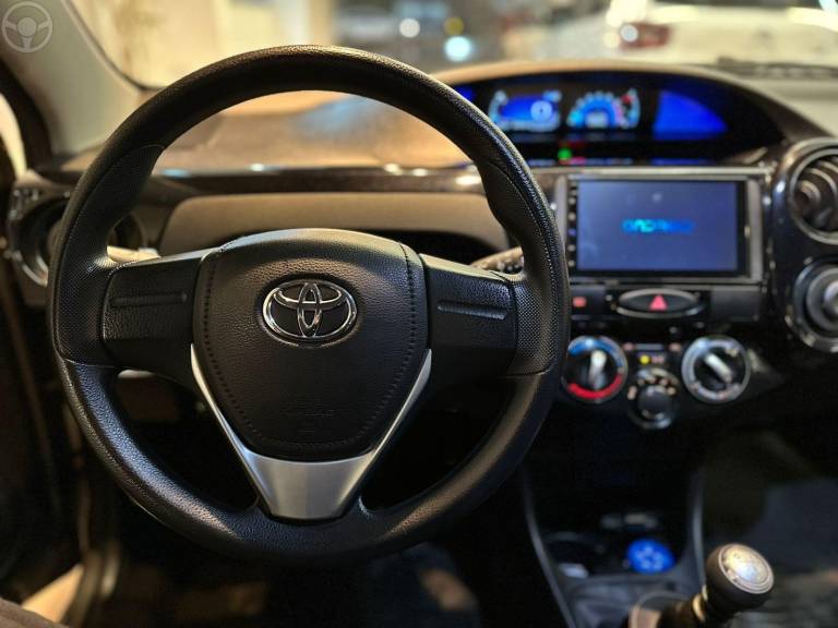 TOYOTA - ETIOS 1.3 XS 16V FLEX 4P MANUAL - 2019/2020 - CINZA - R$ 62.900,00