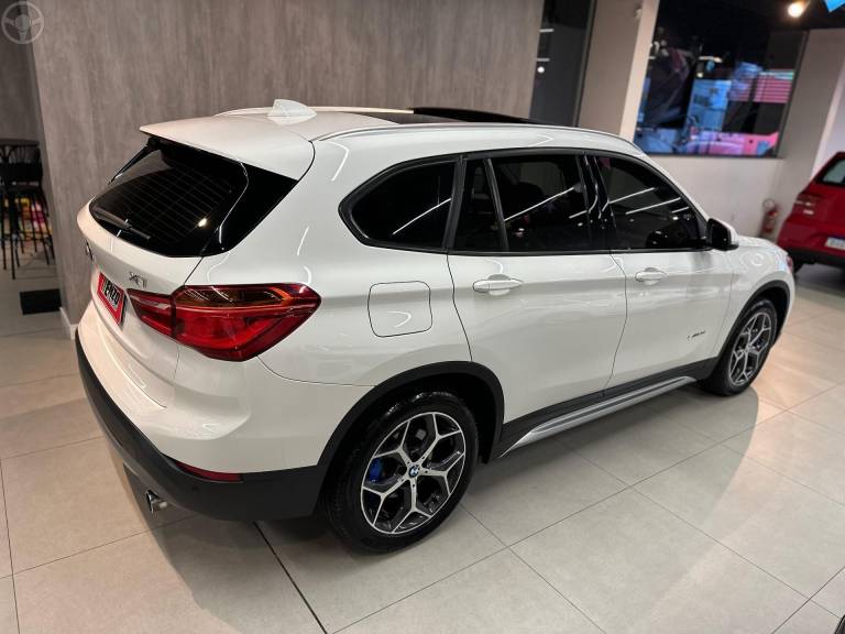 BMW - X1 2.0 16V TURBO ACTIVEFLEX SDRIVE20I X-LINE 4P AUTOMÁTICO - 2017/2018 - BRANCA - R$ 137.900,00