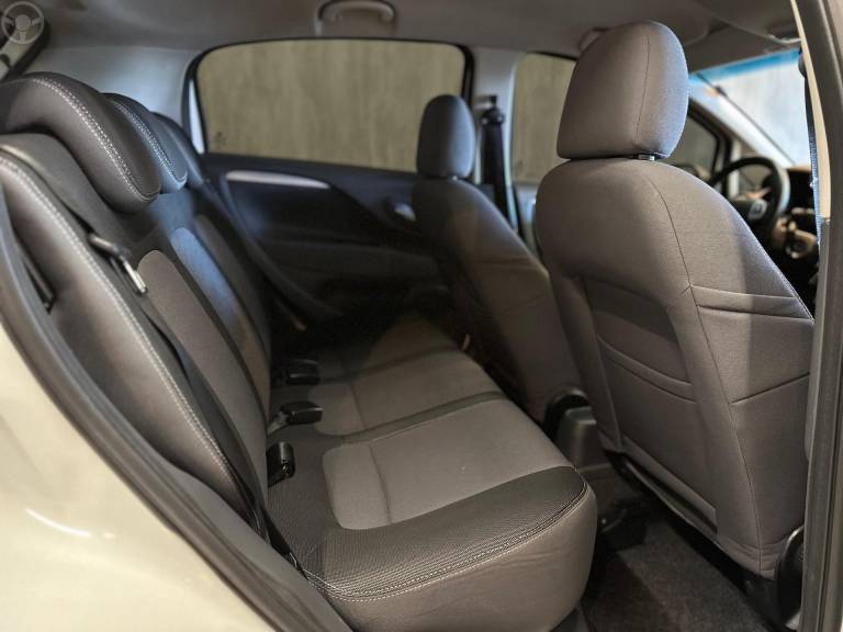 FIAT - PUNTO 1.4 ATTRACTIVE ITALIA 8V FLEX 4P MANUAL - 2015/2016 - BRANCA - R$ 44.900,00
