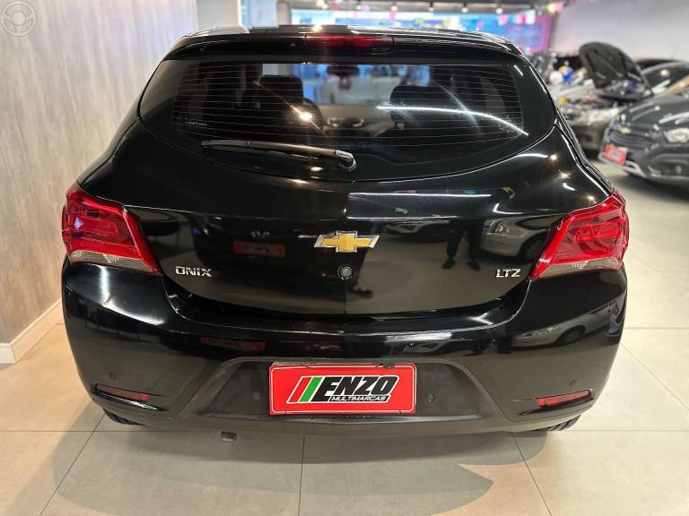 CHEVROLET - ONIX 1.4 MPFI LTZ 8V FLEX 4P AUTOMÁTICO - 2017/2018 - PRETA - R$ 65.900,00