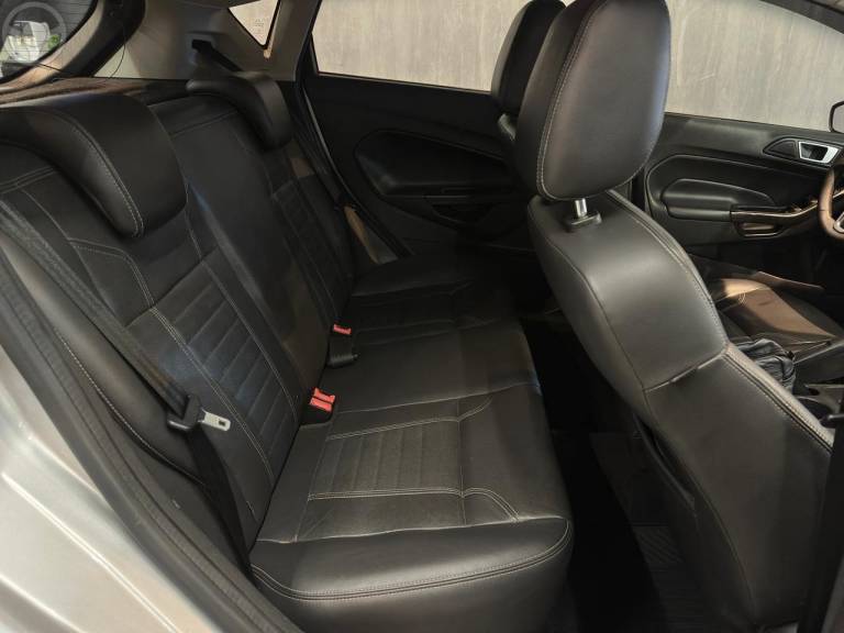 FORD - FIESTA 1.6 TITANIUM HATCH 16V FLEX 4P AUTOMÁTICO - 2014/2015 - PRATA - R$ 46.900,00