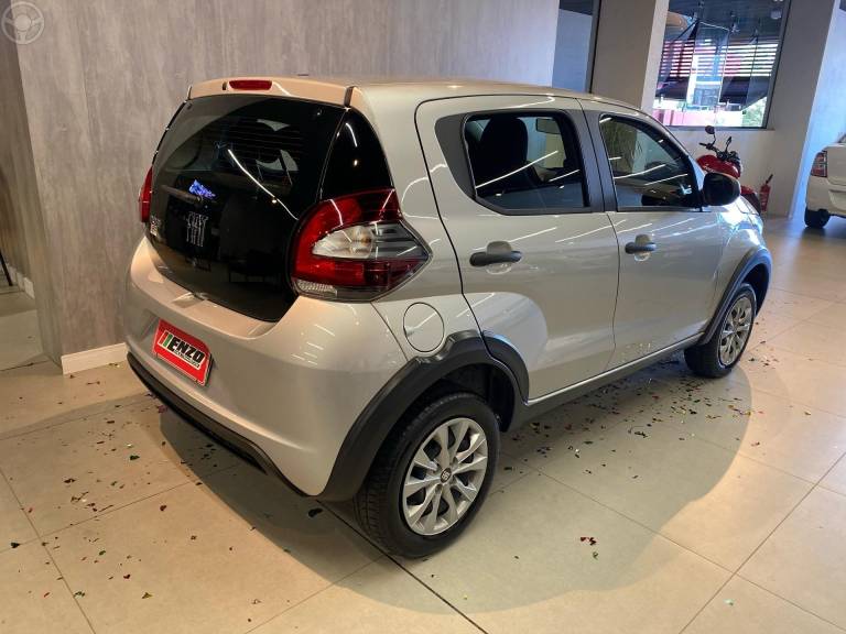 FIAT - MOBI 1.0 8V EVO FLEX LIKE. MANUAL - 2023/2023 - PRATA - R$ 53.900,00