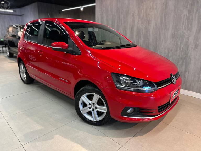 VOLKSWAGEN - FOX 1.6 COMFORTLINE 8V FLEX 4P MANUAL - 2015/2016 - VERMELHA - R$ 51.900,00