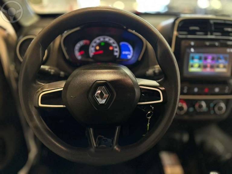RENAULT - KWID 1.0 12V SCE FLEX INTENSE MANUAL - 2017/2018 - BRANCA - R$ 41.900,00