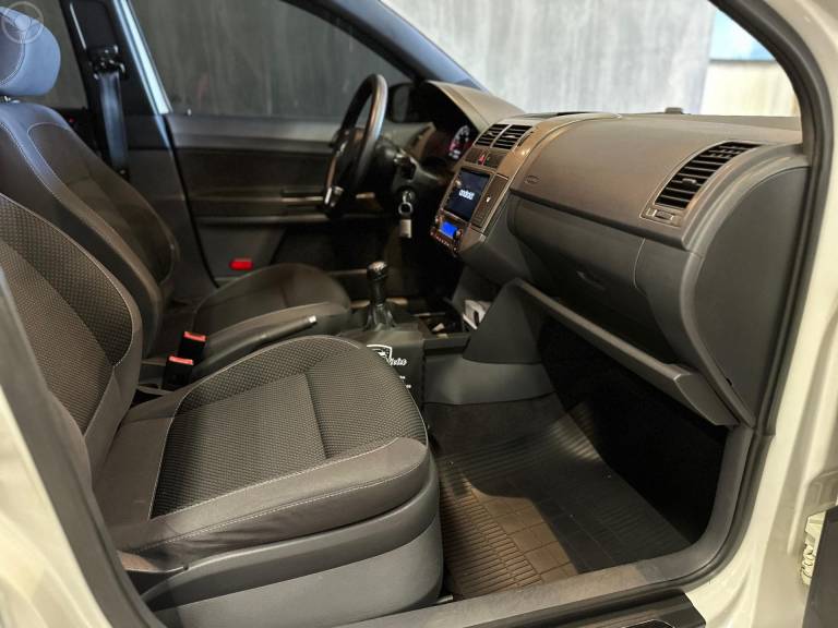 VOLKSWAGEN - POLO 1.6 MI SPORTLINE 8V FLEX 4P MANUAL - 2012/2013 - BRANCA - R$ 47.900,00