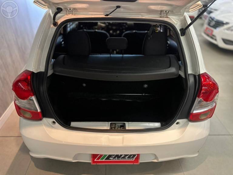 TOYOTA - ETIOS 1.3 X 16V FLEX 4P MANUAL - 2017/2018 - BRANCA - R$ 56.900,00