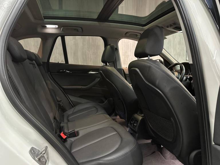 BMW - X1 2.0 16V TURBO ACTIVEFLEX SDRIVE20I X-LINE 4P AUTOMÁTICO - 2017/2018 - BRANCA - R$ 137.900,00