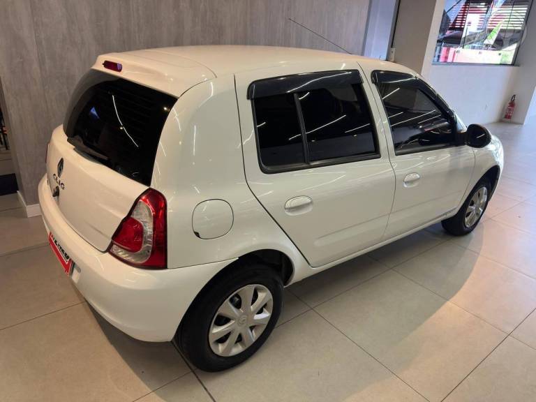 RENAULT - CLIO 1.0 EXPRESSION 16V FLEX 4P MANUAL - 2015/2016 - BRANCA - R$ 36.900,00