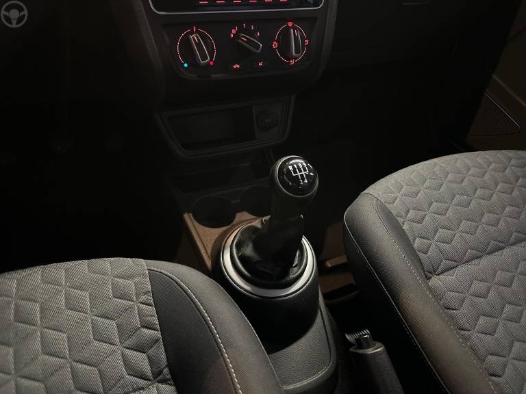 VOLKSWAGEN - GOL 1.0 MI TRACK 8V FLEX 4P MANUAL - 2013/2014 - BRANCA - R$ 42.900,00