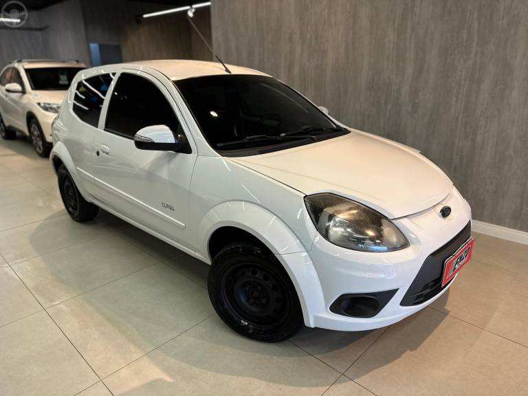 FORD - KA 1.0 MPI CLASS 8V FLEX 2P MANUAL - 2012/2013 - BRANCA - R$ 27.900,00