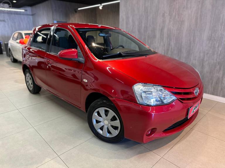 TOYOTA - ETIOS 1.5 XS 16V FLEX 4P MANUAL - 2013/2014 - VERMELHA - R$ 42.900,00