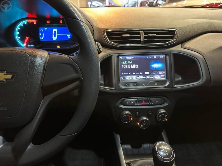CHEVROLET - ONIX 1.4 MPFI LTZ 8V FLEX 4P MANUAL - 2013/2014 - VERMELHA - R$ 50.900,00