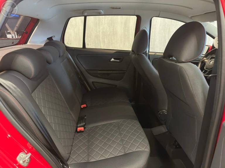 VOLKSWAGEN - FOX 1.6 MI HIGHLINE 8V FLEX 4P MANUAL - 2015/2016 - VERMELHA - R$ 54.900,00