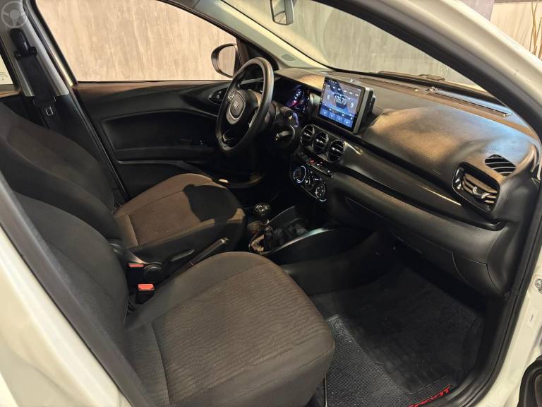 FIAT - CRONOS 1.0 FIREFLY DRIVE FLEX 4P MANUAL - 2022/2023 - BRANCA - R$ 66.900,00