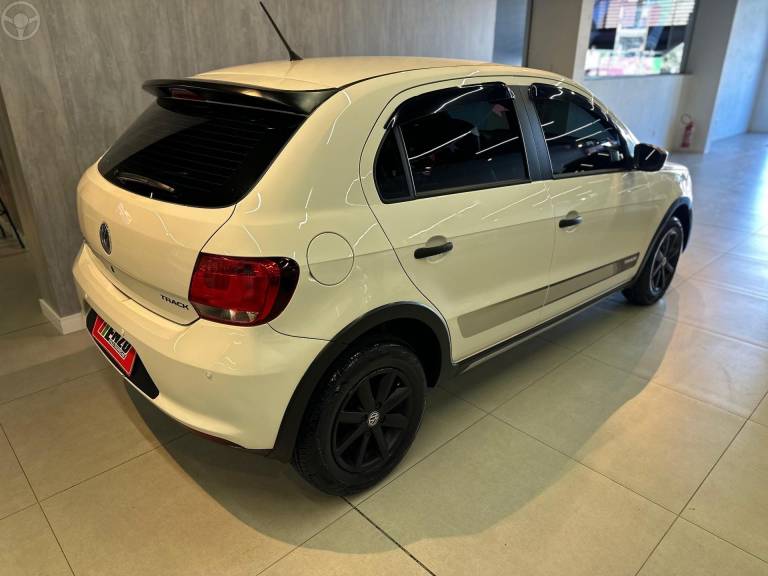 VOLKSWAGEN - GOL 1.0 MI TRACK 8V FLEX 4P MANUAL - 2013/2014 - BRANCA - R$ 42.900,00