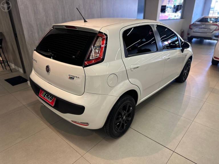 FIAT - PUNTO 1.4 ATTRACTIVE ITALIA 8V FLEX 4P MANUAL - 2015/2016 - BRANCA - R$ 44.900,00