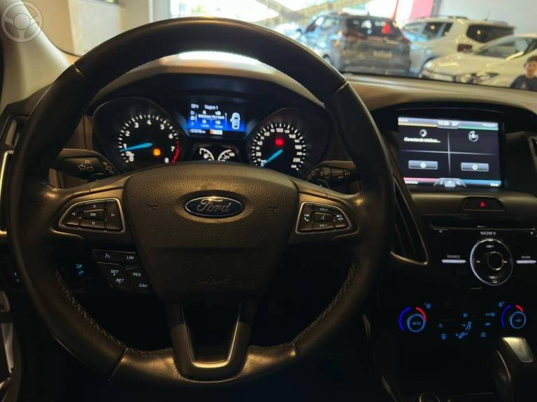 FORD - FOCUS 2.0 TITANIUM FASTBACK 16V FLEX 4P AUTOMÁTICO - 2015/2016 - BRANCA - R$ 65.900,00