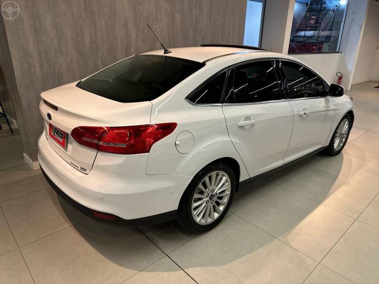 FORD - FOCUS 2.0 TITANIUM PLUS SEDAN 16V FLEX 4P AUTOMÁTICO - 2015/2016 - BRANCA - R$ 68.900,00