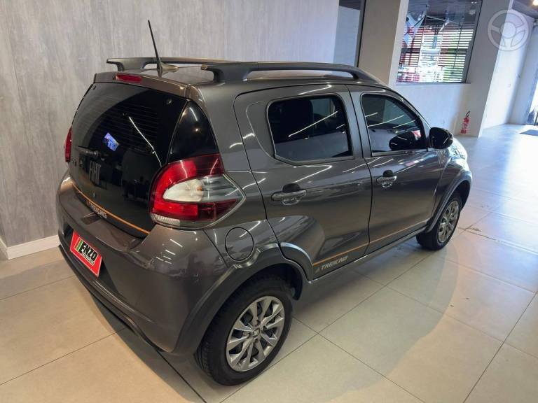 FIAT - MOBI 1.0 TREKKING 8V FLEX 4P MANUAL - 2024/2024 - CINZA - R$ 64.900,00