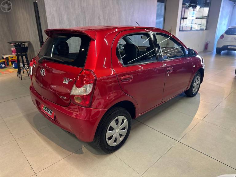 TOYOTA - ETIOS 1.5 XS 16V FLEX 4P MANUAL - 2013/2014 - VERMELHA - R$ 42.900,00