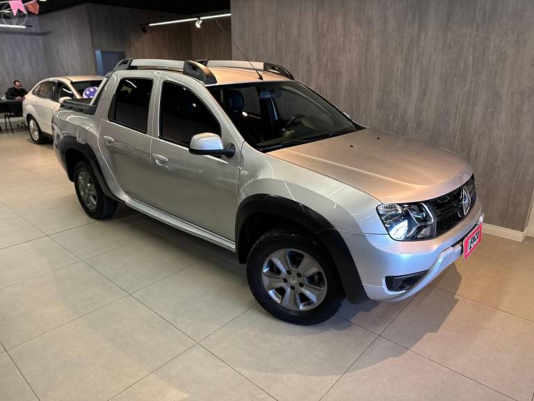 RENAULT - DUSTER OROCH 2.0 16V FLEX DYNAMIQUE AT 4P AUTOMÁTICO - 2016/2017 - PRATA - R$ 74.900,00